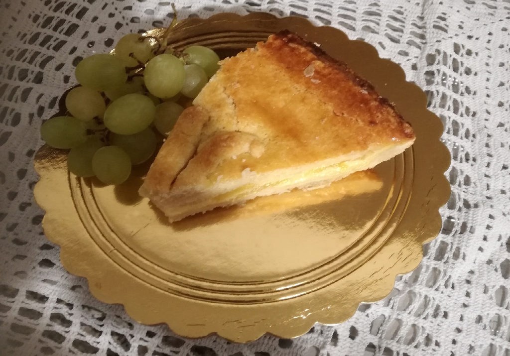 Crostata ripiena di crema e ananas