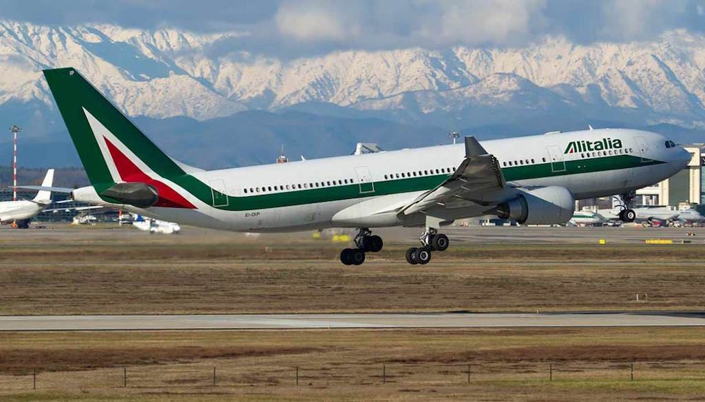 Airbus A330 Alitalia in fase di decollo
