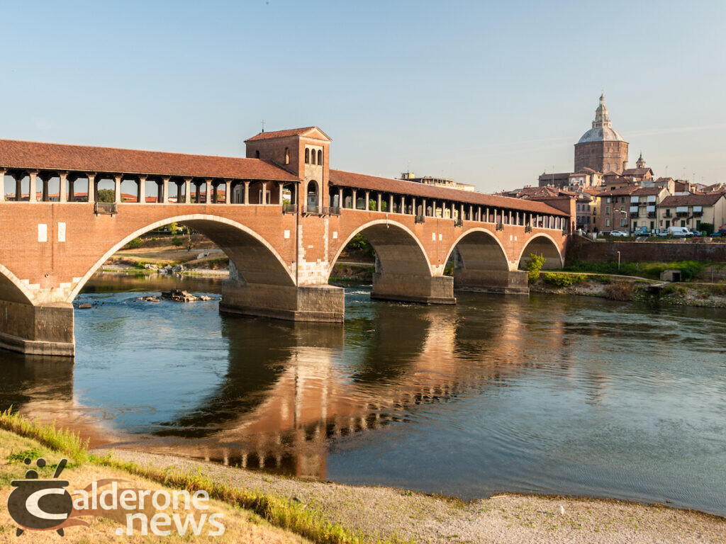 Ponte coperto di Pavia sulle rive del Ticino - Skyline of Pavia, with "Ponte Coperto" over the river Ticino